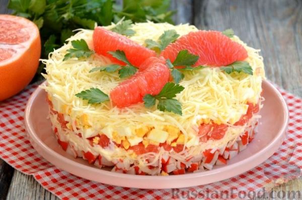 Слоёный салат с крабовыми палочками, сыром, грейпфрутом и яйцами
