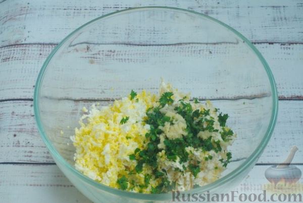 Салат с плавленым сыром, яйцами и чесноком