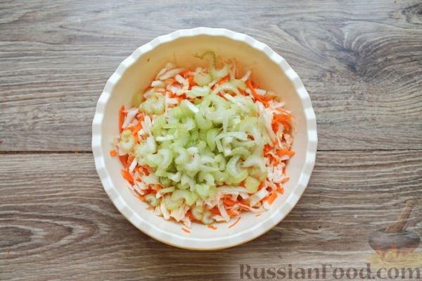 Салат с сельдереем, капустой, яблоком, морковью и апельсином