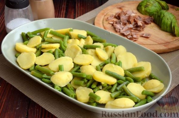 Салат с картофелем, авокадо, стручковой фасолью и беконом