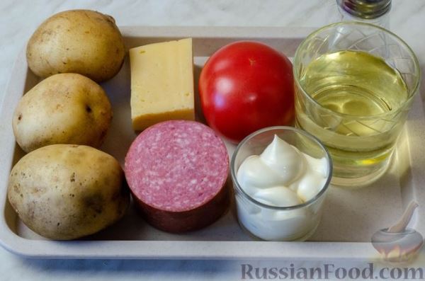 Салат с картофелем пай, колбасой, помидорами и сыром