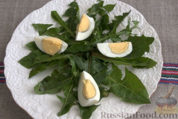 Салат из одуванчиков, с гренками и яйцом