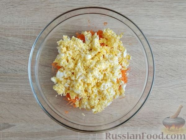 Гренки с морковью и варёными яйцами