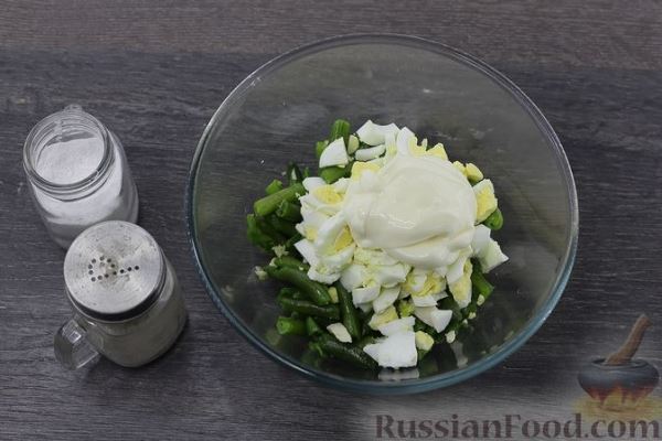 Салат из стручковой фасоли с яйцами и чесноком