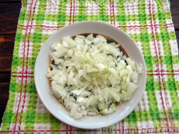 Слоёный салат с шампиньонами, картофелем, сыром и яйцами