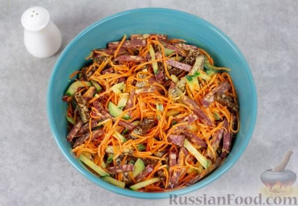 Салат с колбасой, морковью по-корейски, огурцами и сухариками