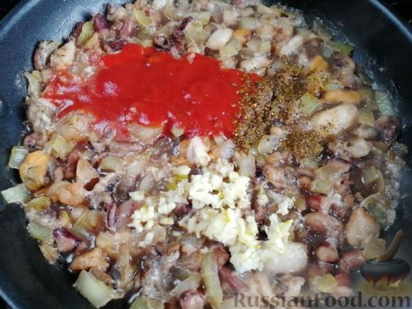 Морепродукты, тушенные в томатном соусе