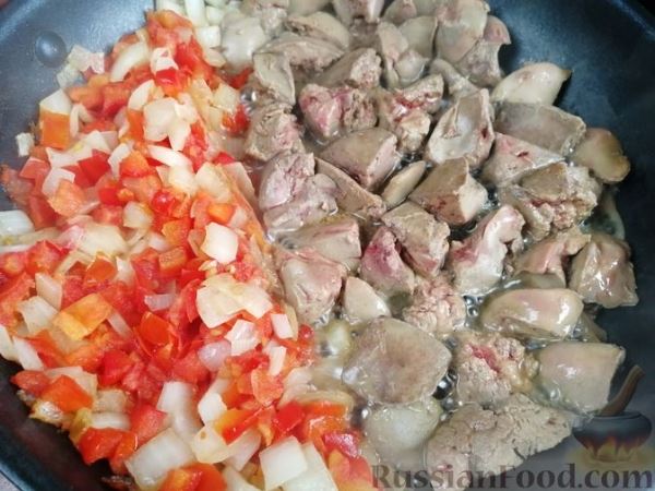 Чечевица с куриной печенью и овощами (на сковороде)