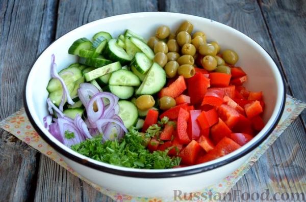 Овощной салат с оливками, сухариками и заправкой из икры минтая