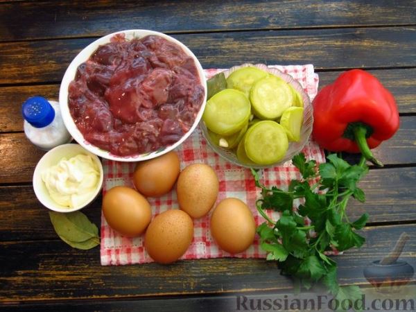 Салат с куриной печенью, яйцами и маринованными кабачками