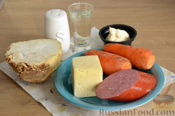 Салат с колбасой, жареным сельдереем, сыром и морковью