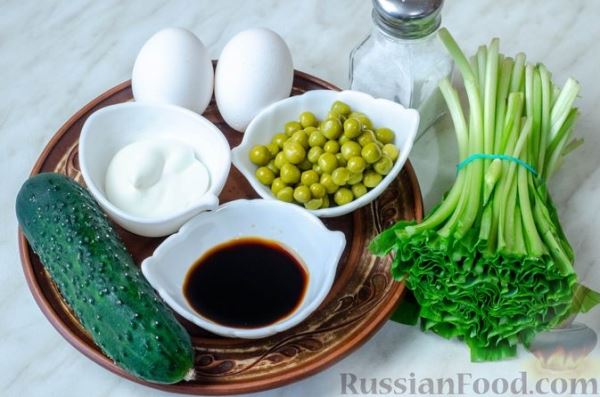 Салат с черемшой, огурцами, зелёным горошком и яичными блинчиками