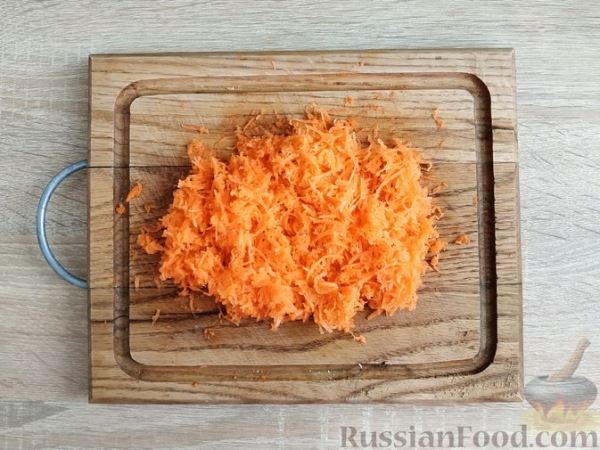 Салат из свежей моркови с сыром, сухариками и чесноком