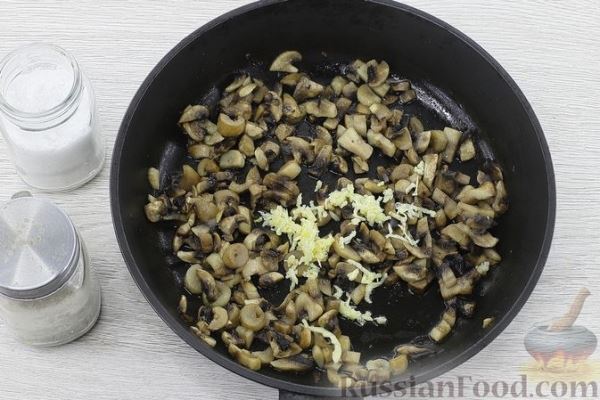 Слоёный салат с курицей, картофелем, грибами, солёными огурцами и плавленым сыром