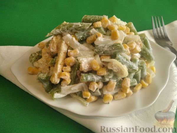 Салат из стручковой фасоли с кукурузой и сухариками