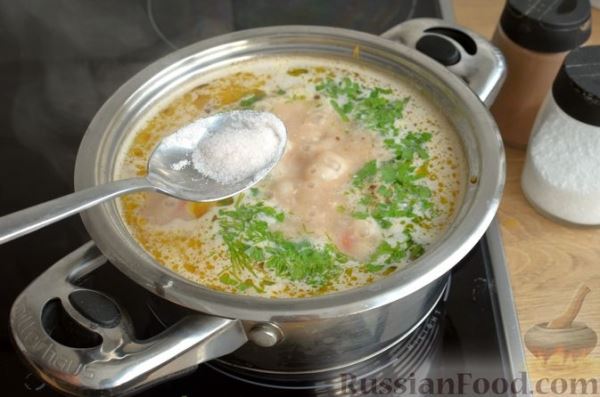 Фасолевый суп с плавленым сыром и беконом