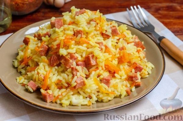 Рис с колбасой и овощами (на сковороде)