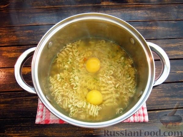 Суп из лапши быстрого приготовления с яйцом и сыром
