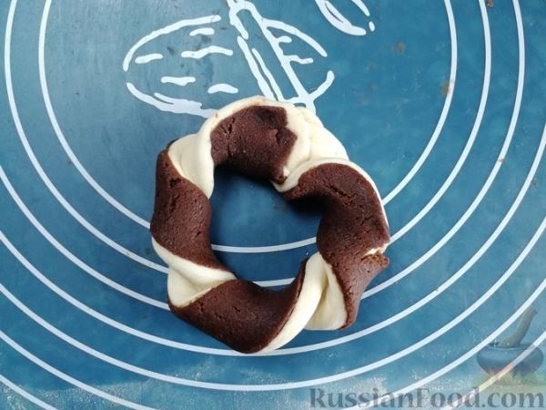 Слоёно-песочное двухцветное печенье "Колечки"