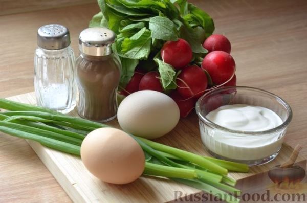 Салат с редиской, яйцами и зелёным луком