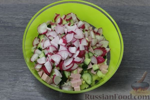 Овощной салат с колбасой и яйцами