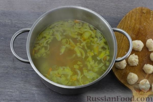 Суп с фасолью, шпинатом и фрикадельками