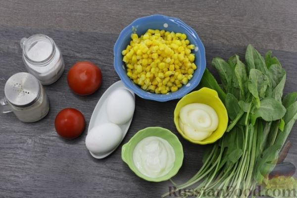 Салат со щавелем, помидорами, кукурузой и яйцами