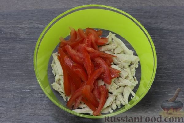 Салат с курицей, помидорами и щавелем