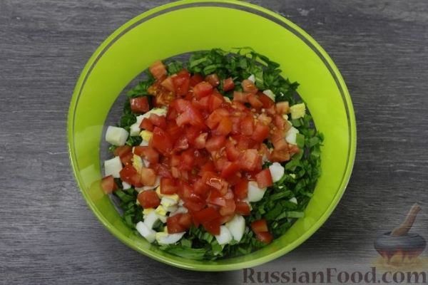 Салат со щавелем, помидорами, кукурузой и яйцами