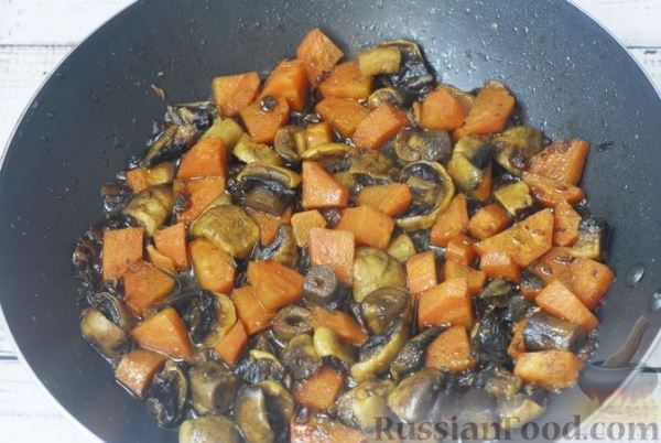 Гречка с грибами, морковью и пряностями (на сковороде)