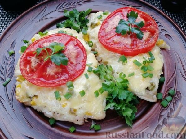 Куриное филе под шубкой из риса и овощей, в духовке