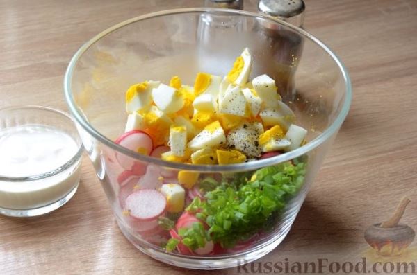 Салат с редиской, яйцами и зелёным луком