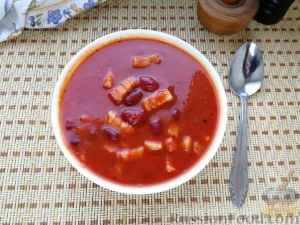 Суп с фасолью, копчёной грудинкой и томатным соком