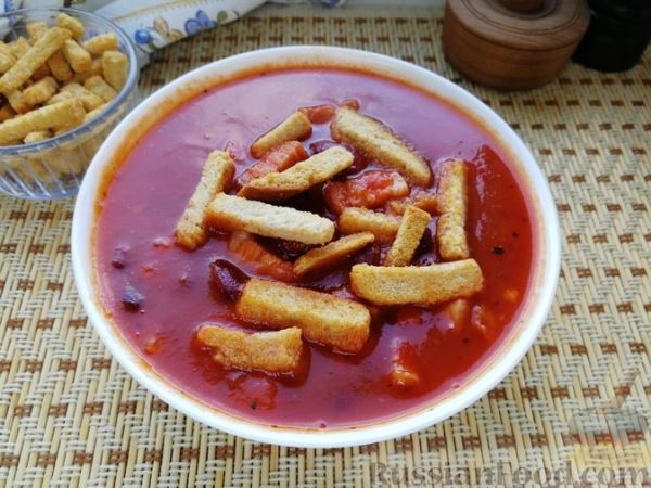 Суп с фасолью, копчёной грудинкой и томатным соком